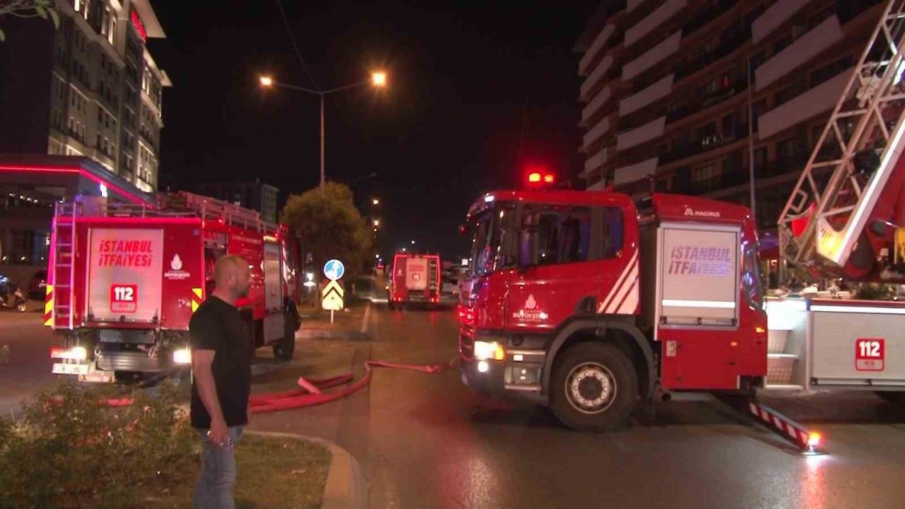 Pendik’te lüks bir sitenin çatısı yandı, itfaiyenin soğutma çalışması sürüyor