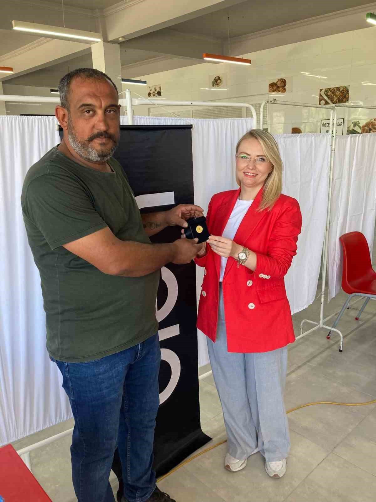 Rekor kan bağışı yapan vatandaşa altın madalya