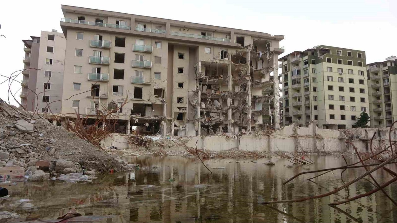 Yüzlerce kişiye mezar olan Rönesans Rezidans’ın son bloğu da yıkıldı