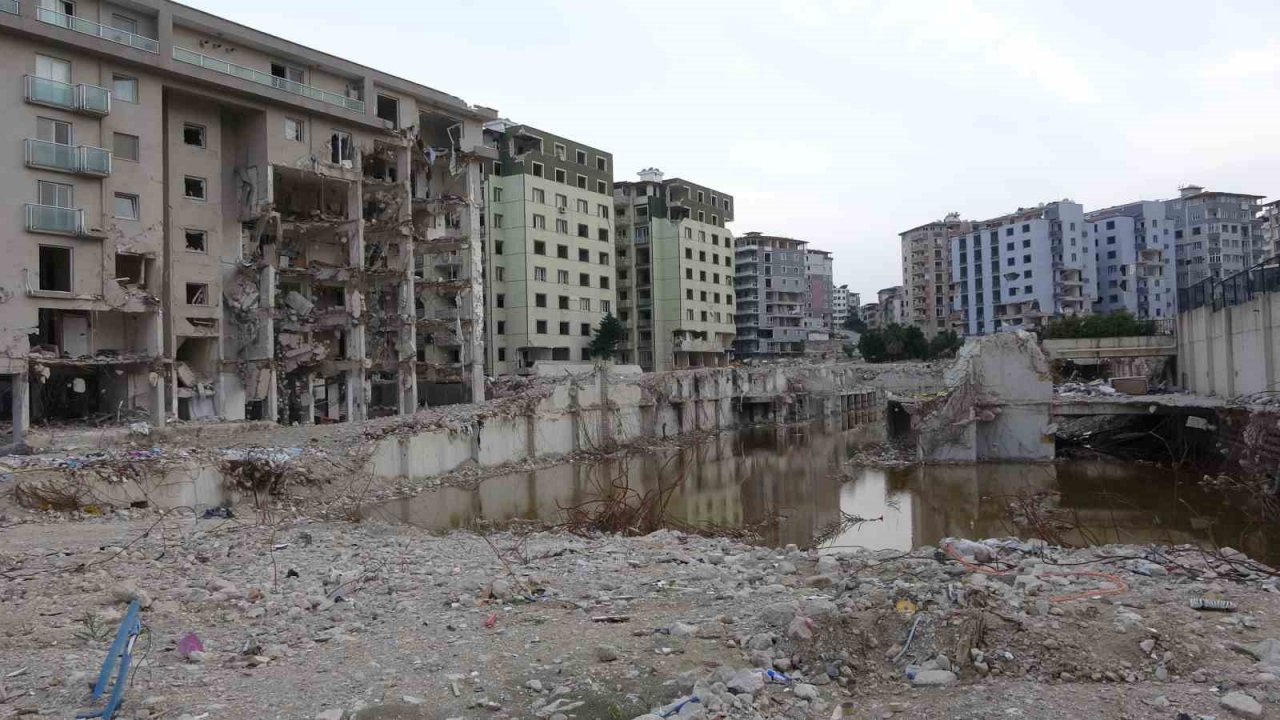 Yüzlerce kişiye mezar olan Rönesans Rezidans’ın son bloğu da yıkıldı