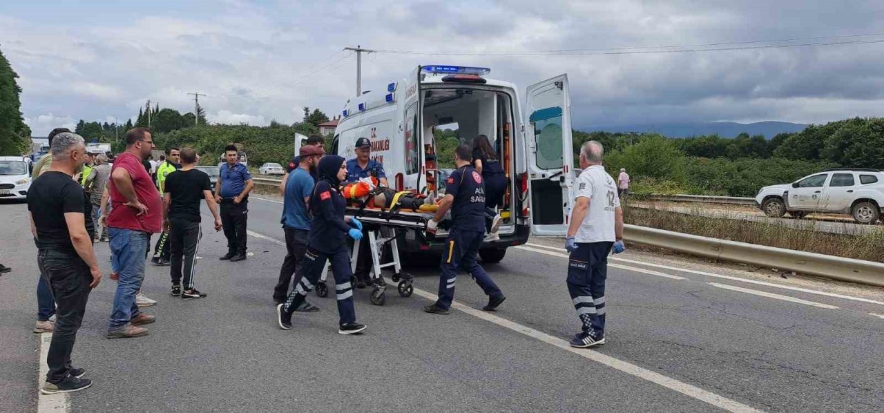 D-100’de otomobil ile motosiklet çarpıştı: 2 yaralı