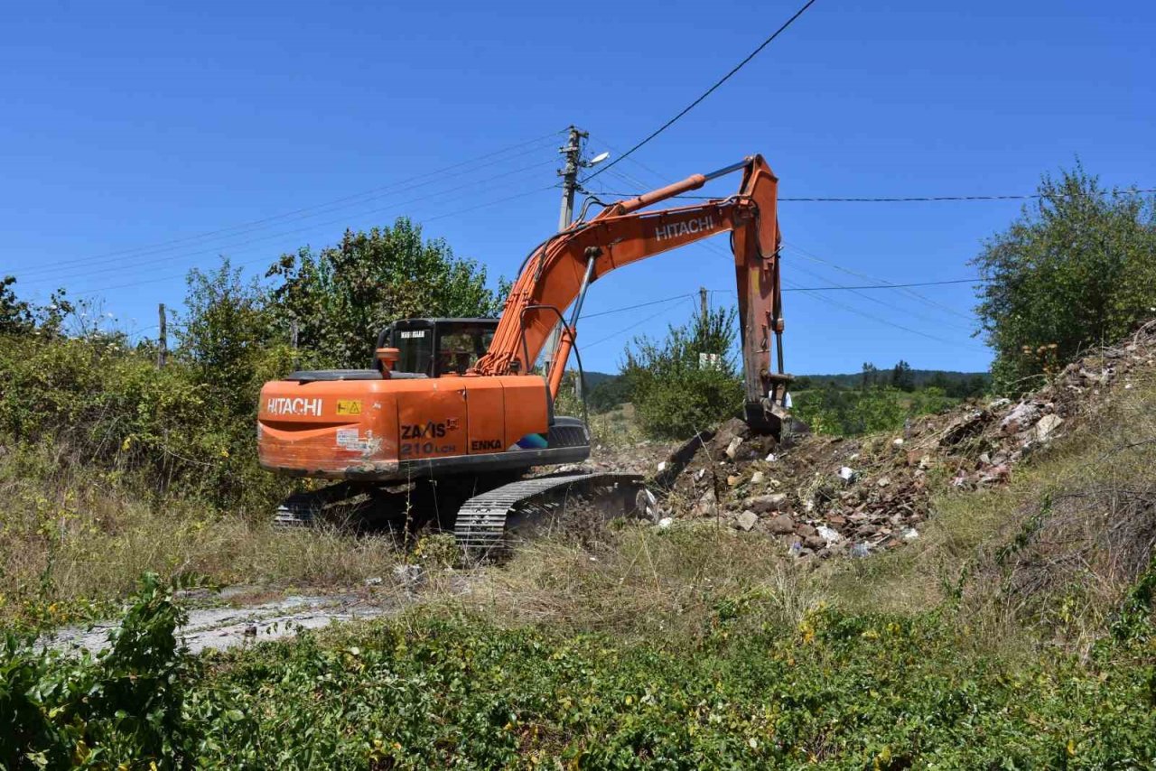 "Tapulu yerim" dedi, kepçeyle yolu kapattı