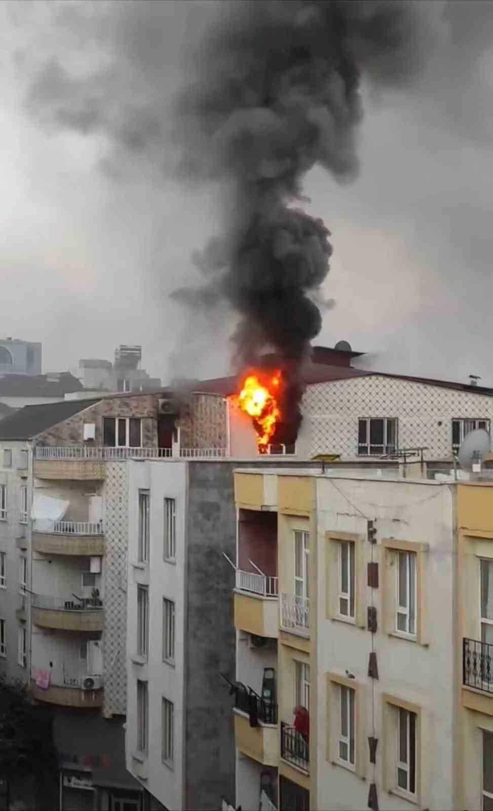 Madde bağımlısı, ailesine ait evi yaktı