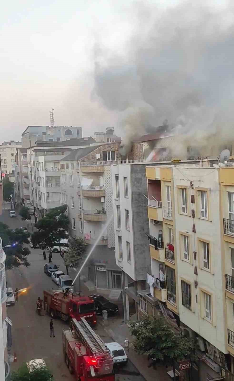 Madde bağımlısı, ailesine ait evi yaktı