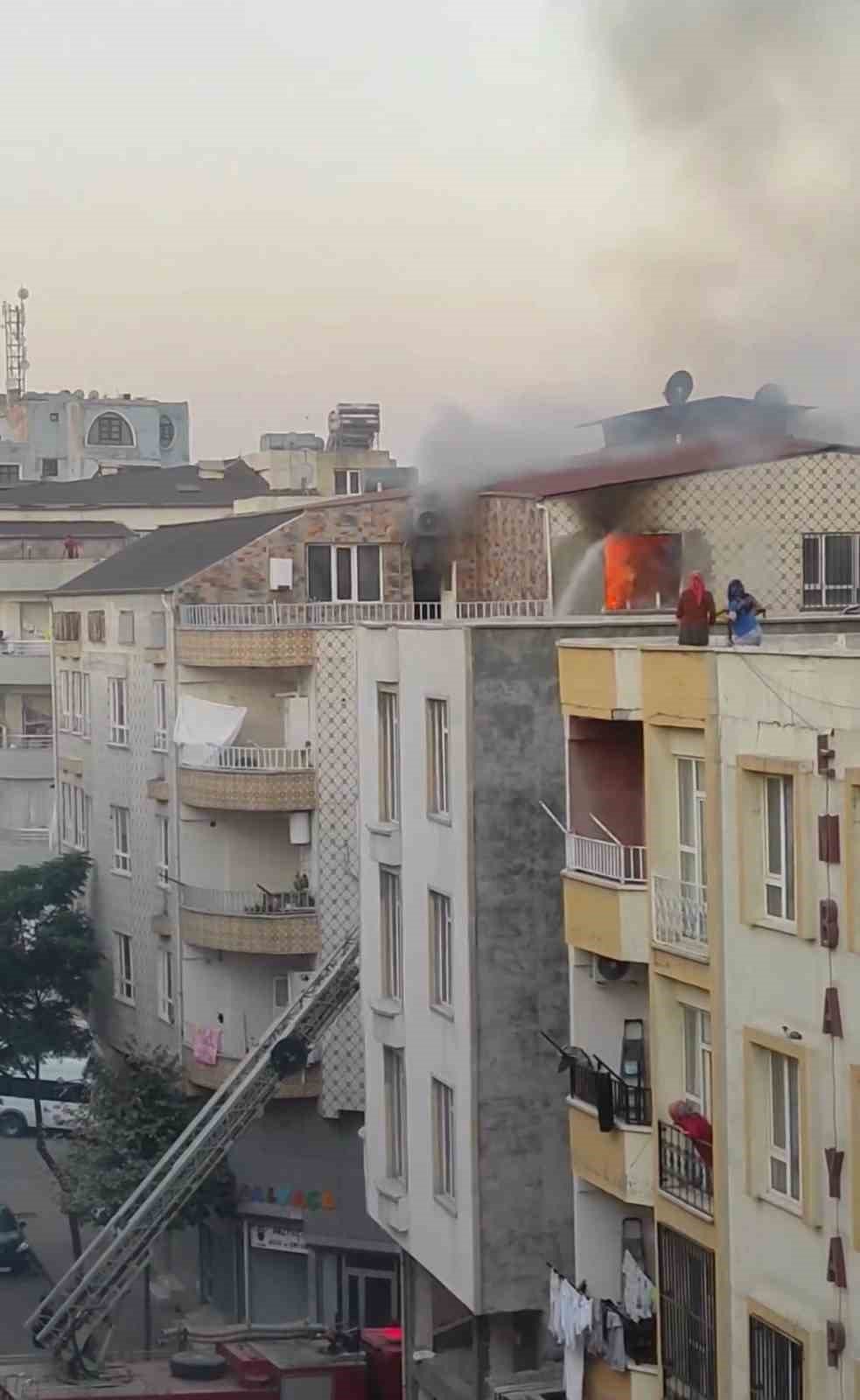 Madde bağımlısı, ailesine ait evi yaktı