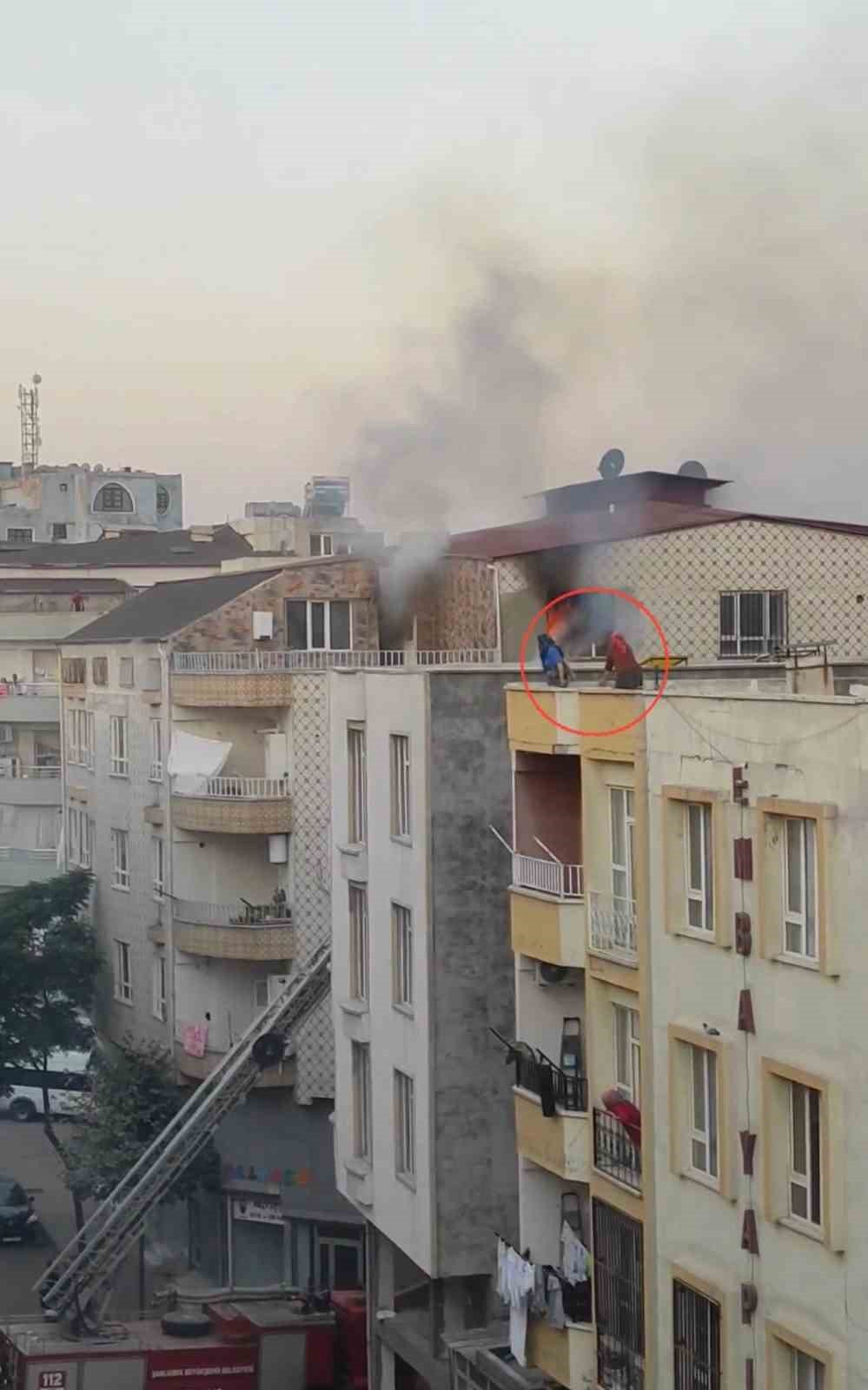Madde bağımlısı, ailesine ait evi yaktı