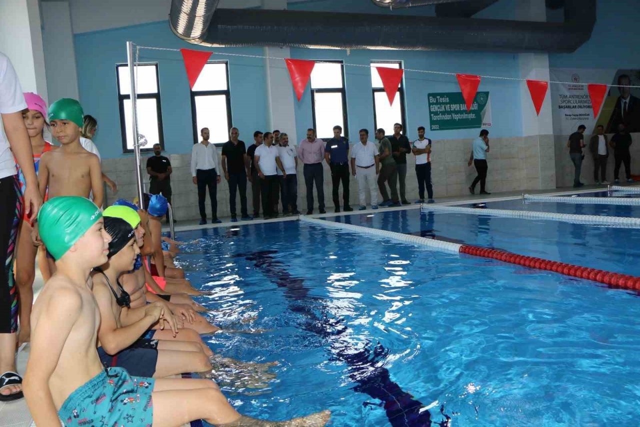 Kurtalan’da yarı olimpik yüzme havuzu açıldı