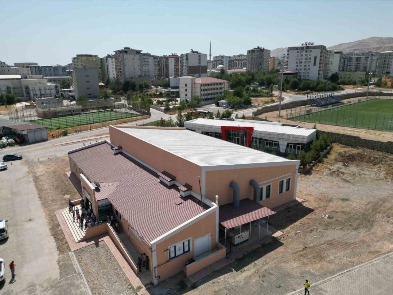 Kurtalan’da yarı olimpik yüzme havuzu açıldı