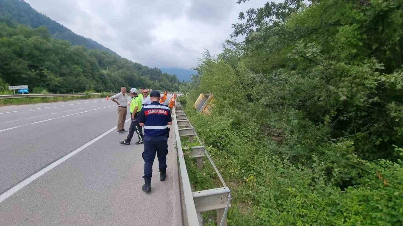 Sinop’ta kamyon devrildi: 1 yaralı