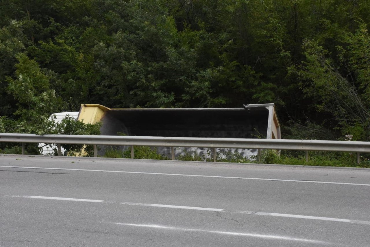 Sinop’ta kamyon devrildi: 1 yaralı