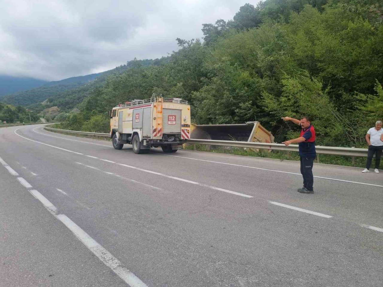Sinop’ta kamyon devrildi: 1 yaralı