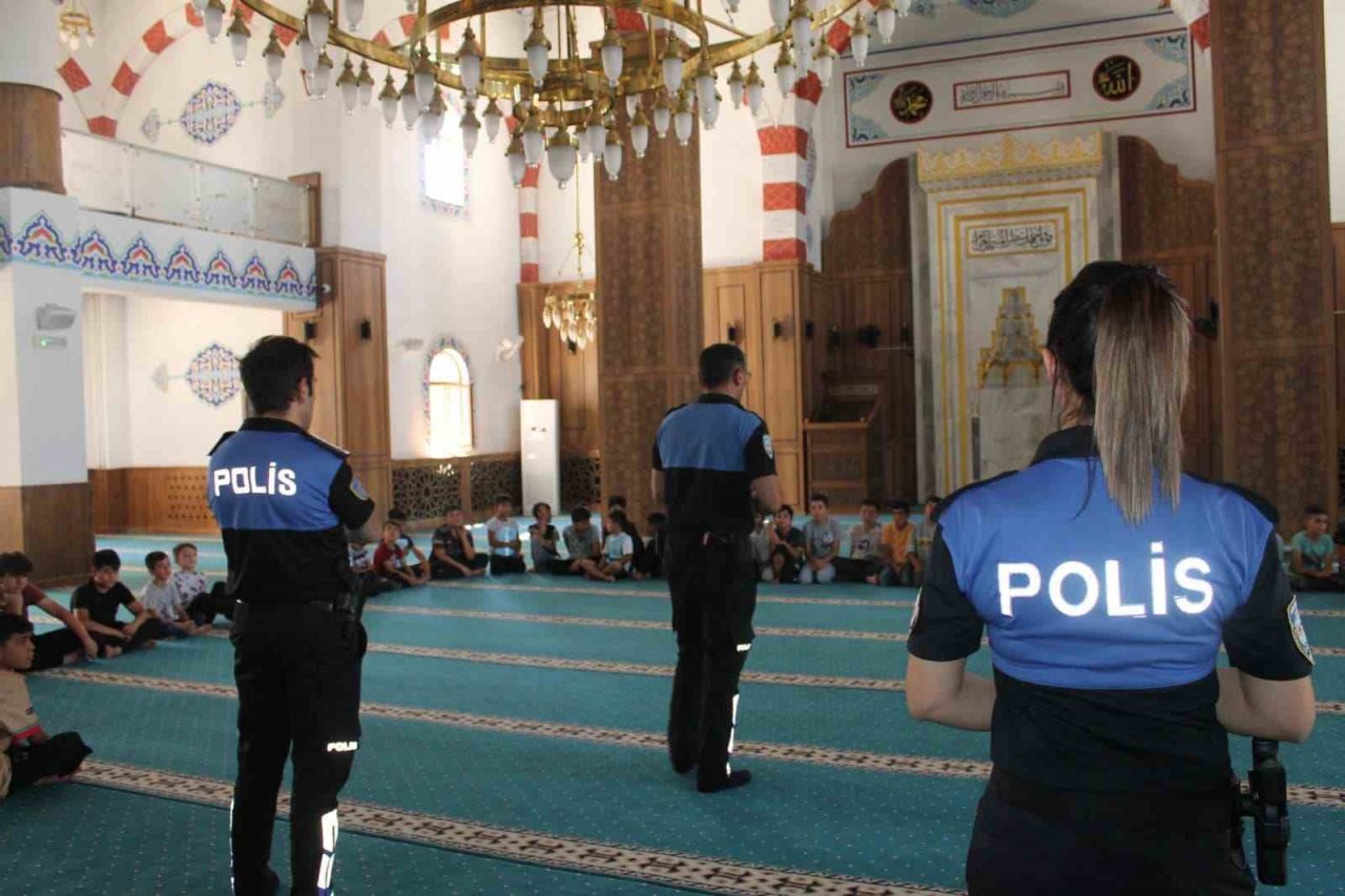 Şırnak’ta polisten Kur’an kursu öğrencilerine seminer