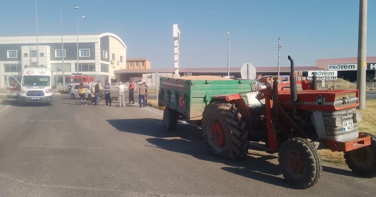 Traktör ile otomobil çarpıştı: 3 yaralı