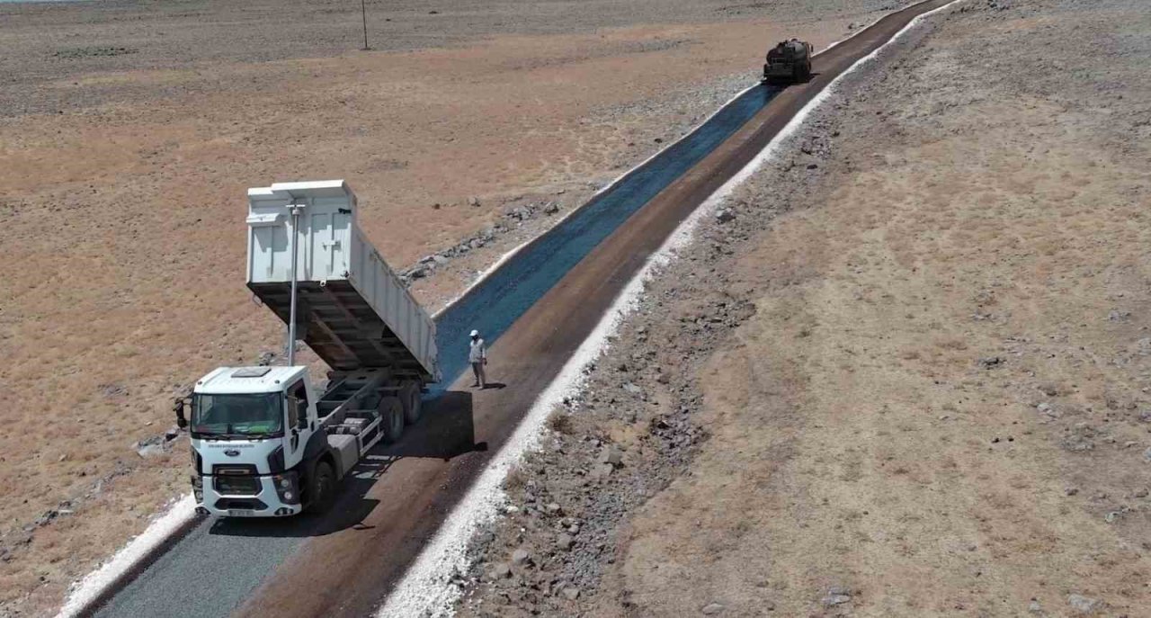 Siverek’in bozuk yollarını büyükşehir yapıyor