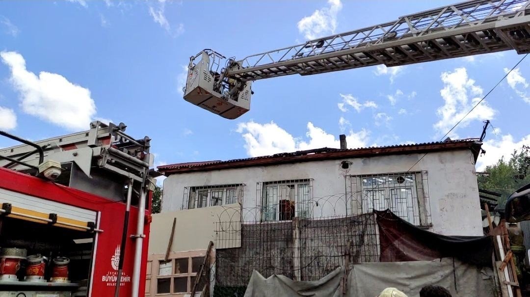 Sultangazi’de elektrik direğinden kopan kablo gecekonduyu küle çevirdi