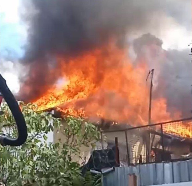 Sultangazi’de elektrik direğinden kopan kablo gecekonduyu küle çevirdi