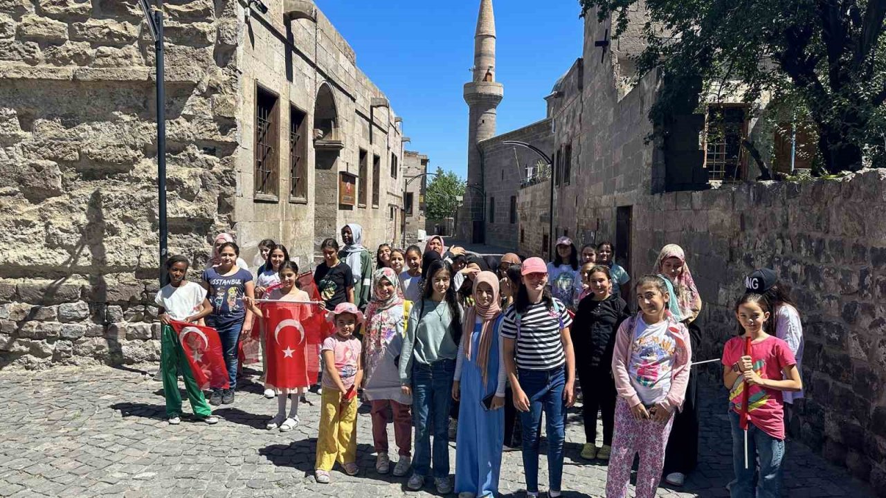 Yaz Kuran Kursu Öğrencilerine Tarihi Talas Gezisi