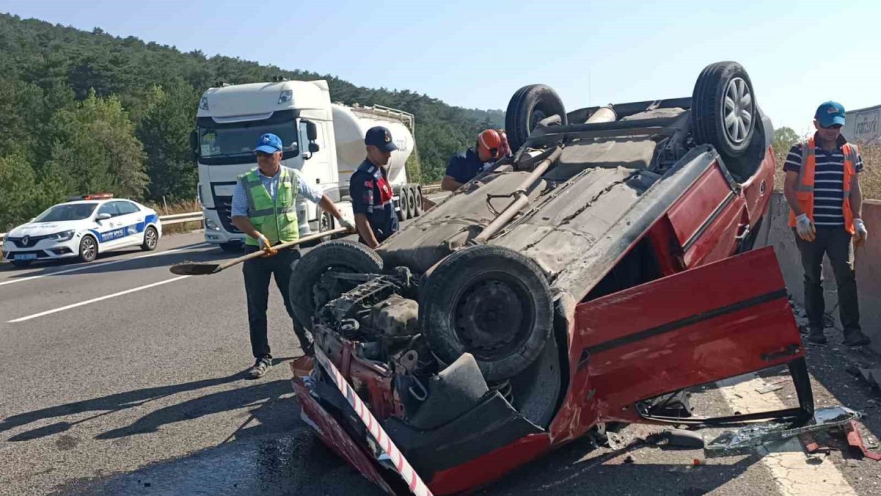Otoyolda otomobil takla attı: Baba ve oğlu yaralandı
