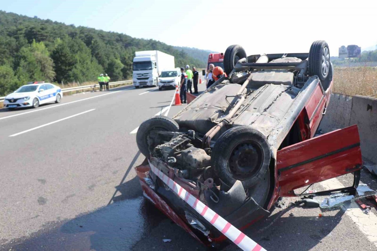 Otoyolda otomobil takla attı: Baba ve oğlu yaralandı