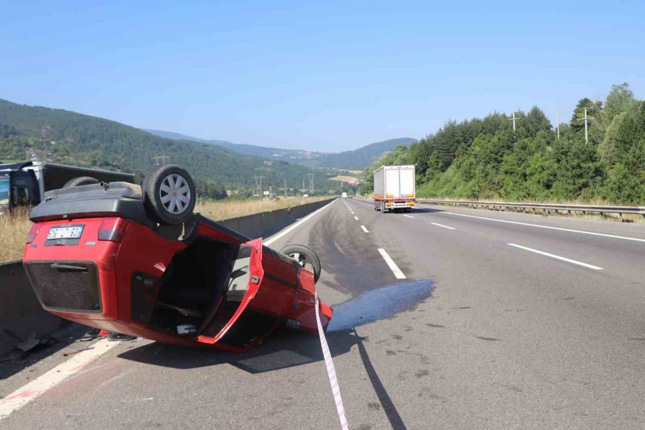 Otoyolda otomobil takla attı: Baba ve oğlu yaralandı