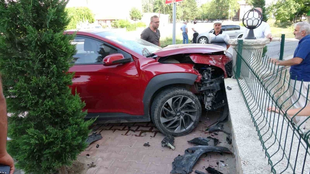 Kaza anı saniye saniye güvenlik kamerasına yansıdı