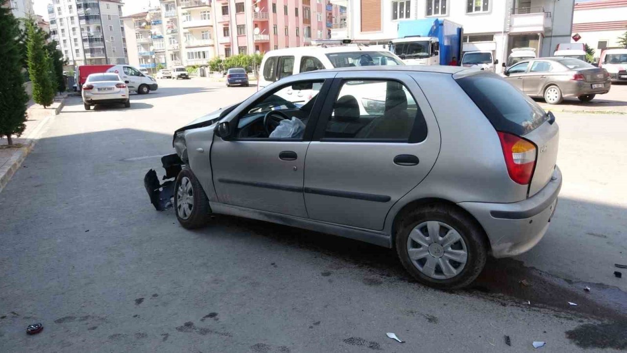 Kaza anı saniye saniye güvenlik kamerasına yansıdı