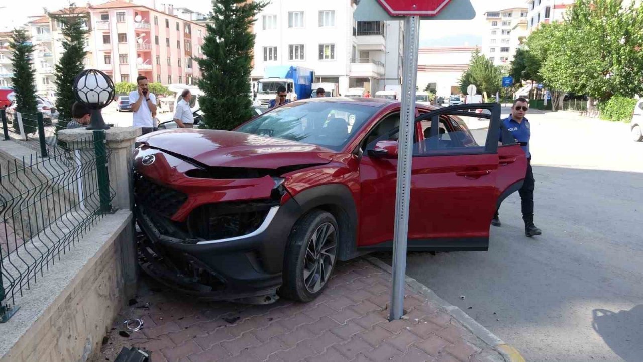 Kaza anı saniye saniye güvenlik kamerasına yansıdı