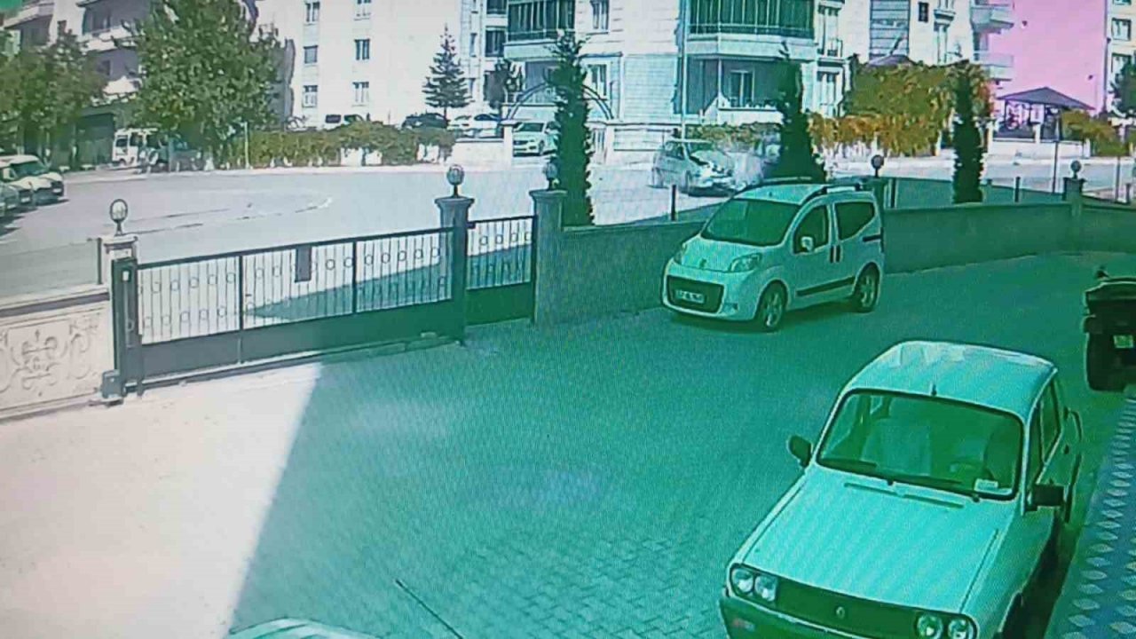 Kaza anı saniye saniye güvenlik kamerasına yansıdı
