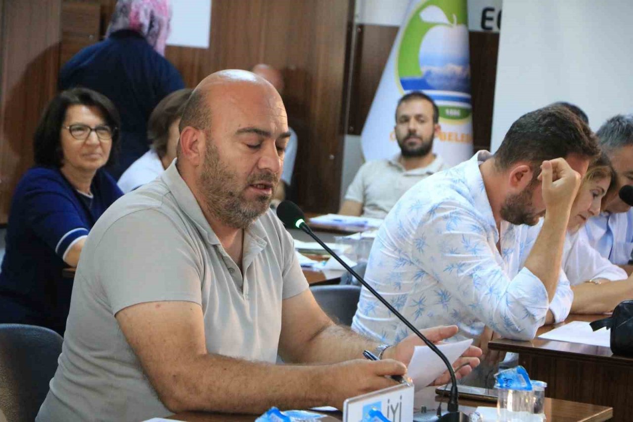 Çivril’de daha karar alınmadan asılan tabela meclis üyelerini şok etti