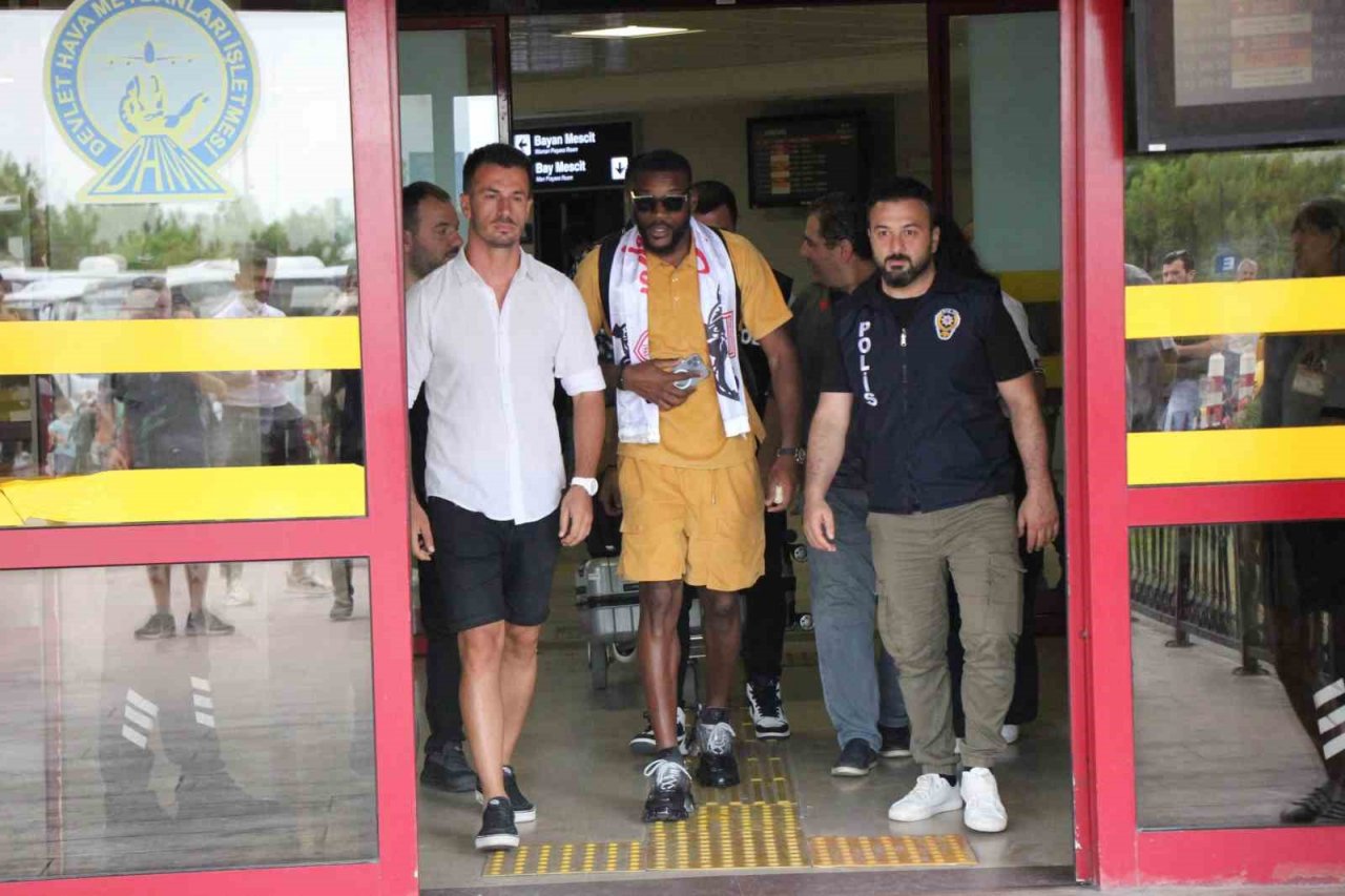 Samsunspor’un yeni yıldızı Ntcham havalimanında karşılandı