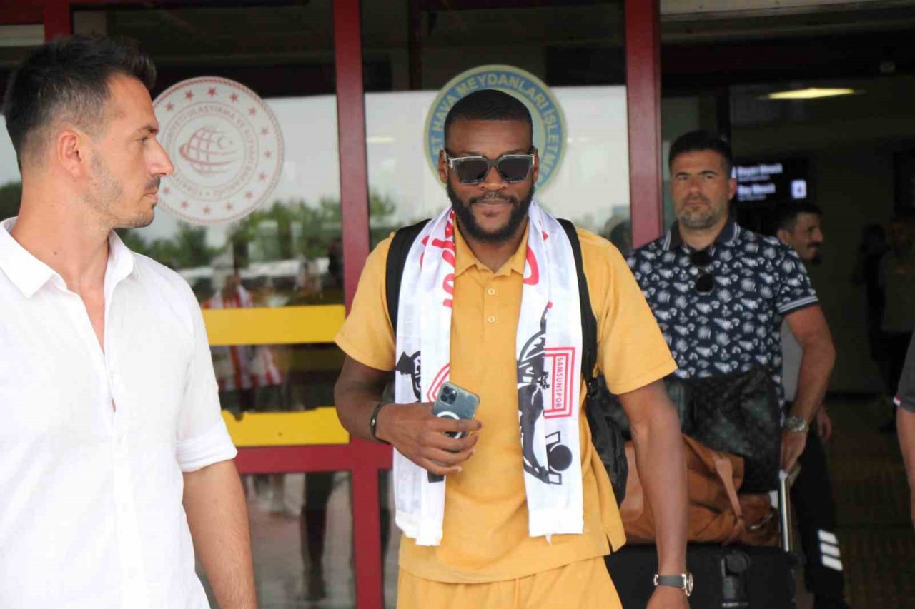 Samsunspor’un yeni yıldızı Ntcham havalimanında karşılandı