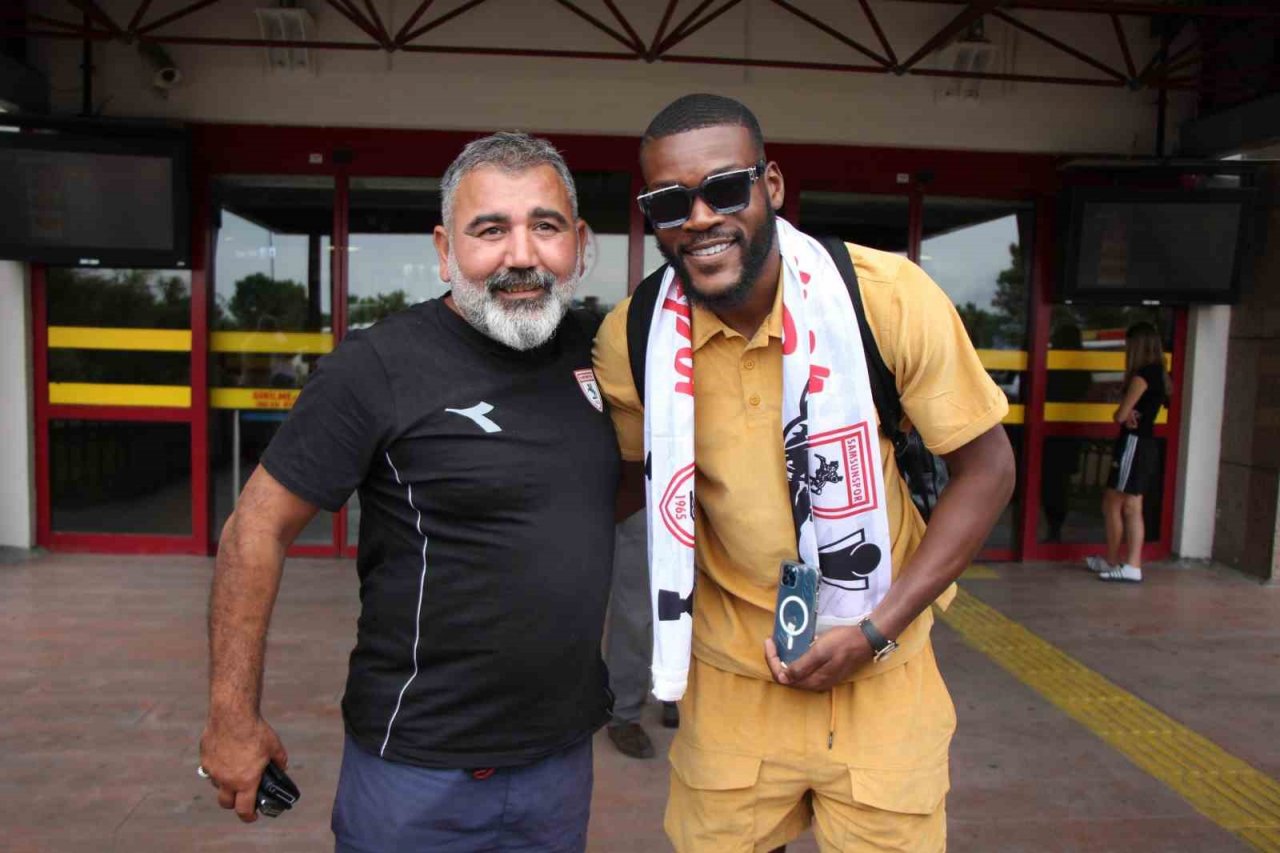 Samsunspor’un yeni yıldızı Ntcham havalimanında karşılandı