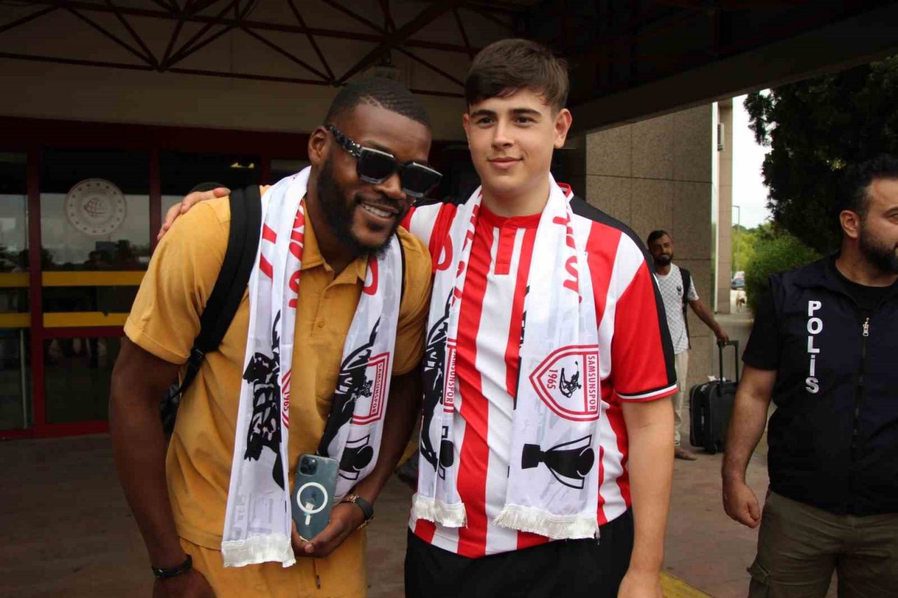 Samsunspor’un yeni yıldızı Ntcham havalimanında karşılandı