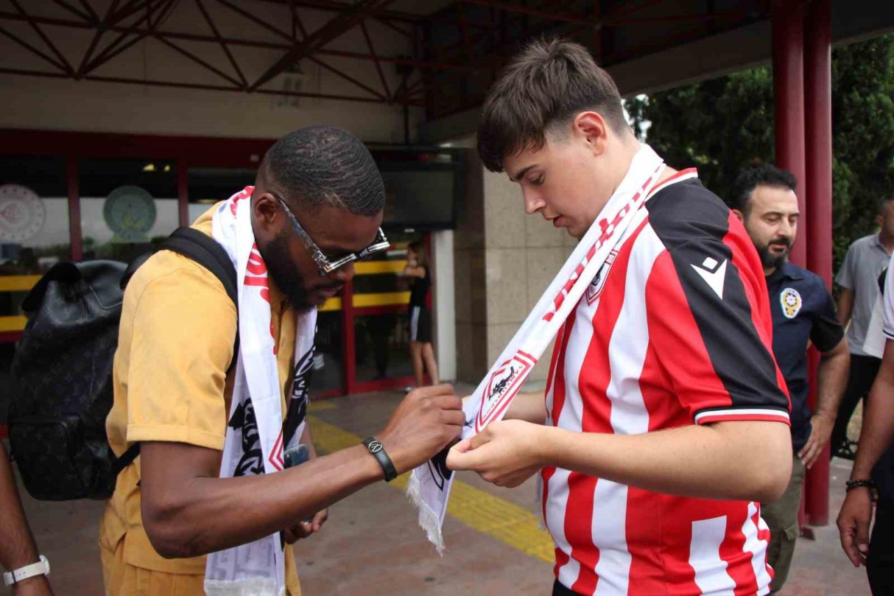 Samsunspor’un yeni yıldızı Ntcham havalimanında karşılandı