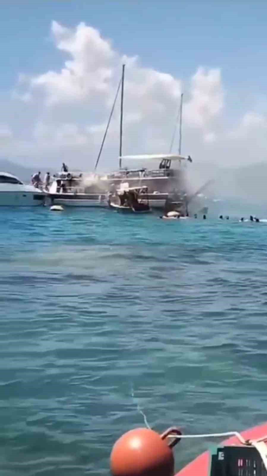 Tur teknesinde yangın dehşeti: Yolcular denize atlayarak canını kurtardı