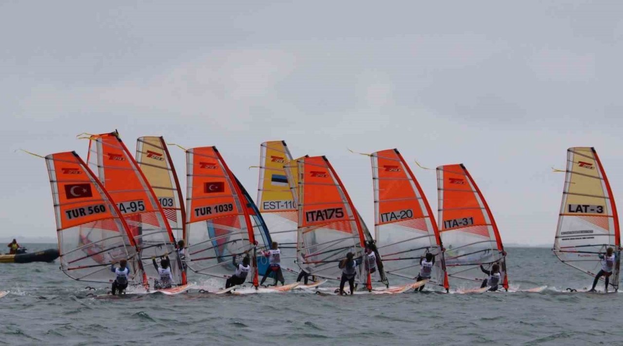 11 yaşındaki milli sörfçü Sarp, dünya üçüncüsü oldu