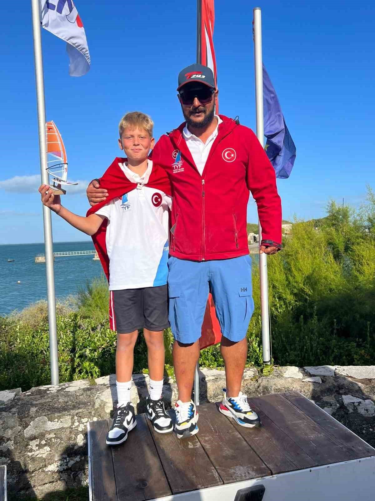 11 yaşındaki milli sörfçü Sarp, dünya üçüncüsü oldu