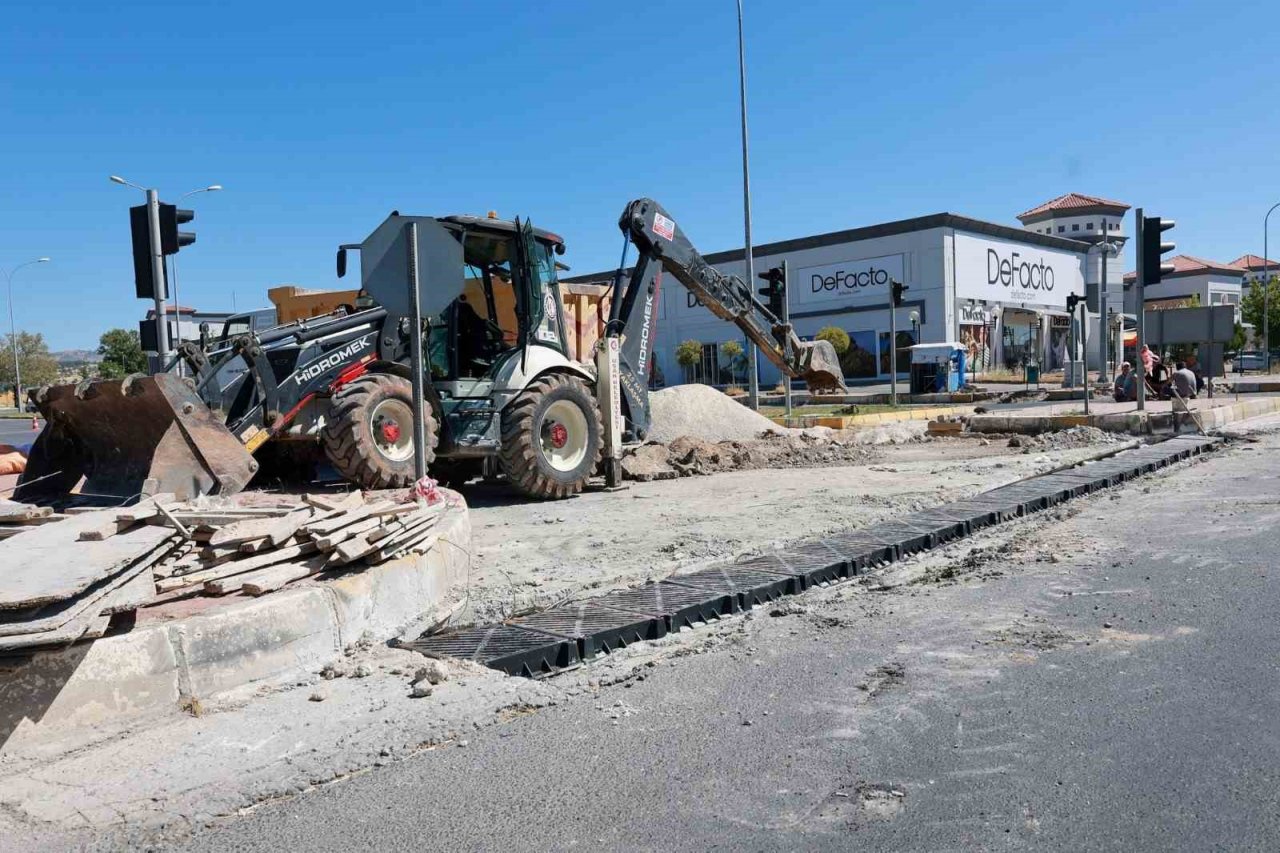 Uşak Belediyesi alt yapı ve üst yapı çalışmaları hız kesmeden devam ediyor