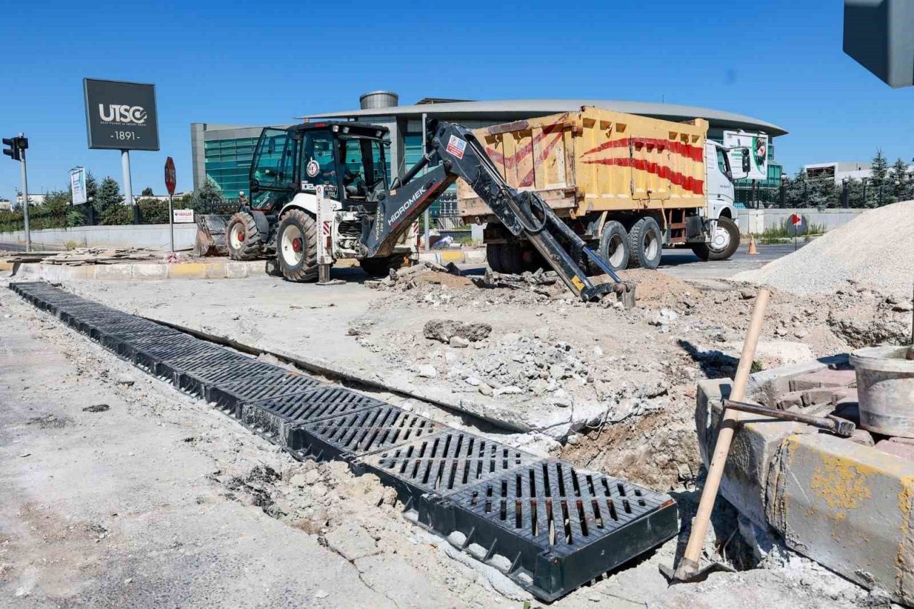 Uşak Belediyesi alt yapı ve üst yapı çalışmaları hız kesmeden devam ediyor
