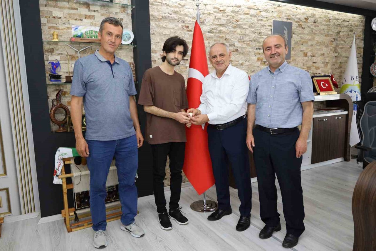 Başkan Öztürk Başarılı Öğrenciyi Ödüllendirdi