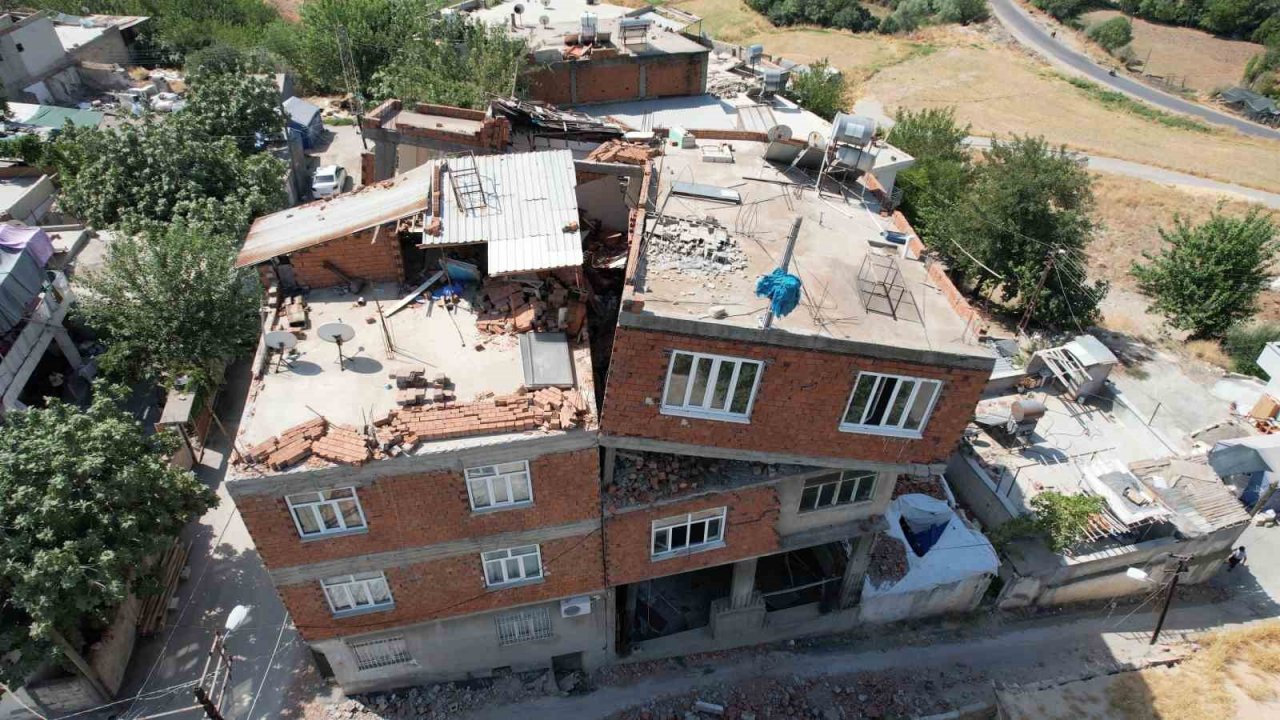 Depremde ara katı yıkılan ve ekseni kayan bina korkutuyor