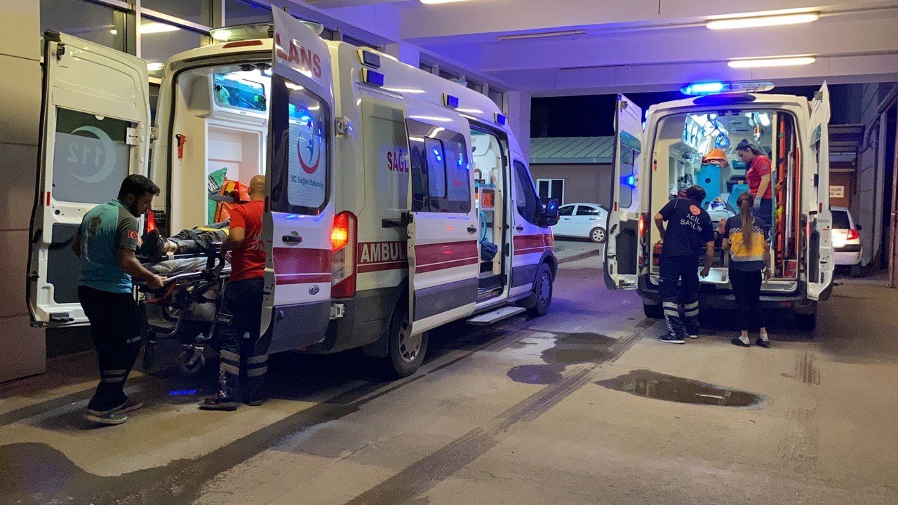 Motosiklete çarptıktan sonra kaldırıma çıktı: 2 yaralı