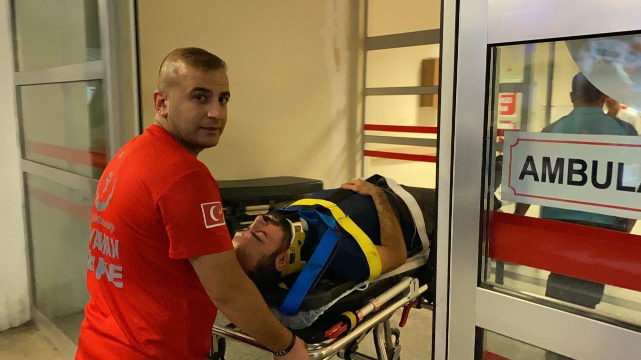 Motosiklete çarptıktan sonra kaldırıma çıktı: 2 yaralı