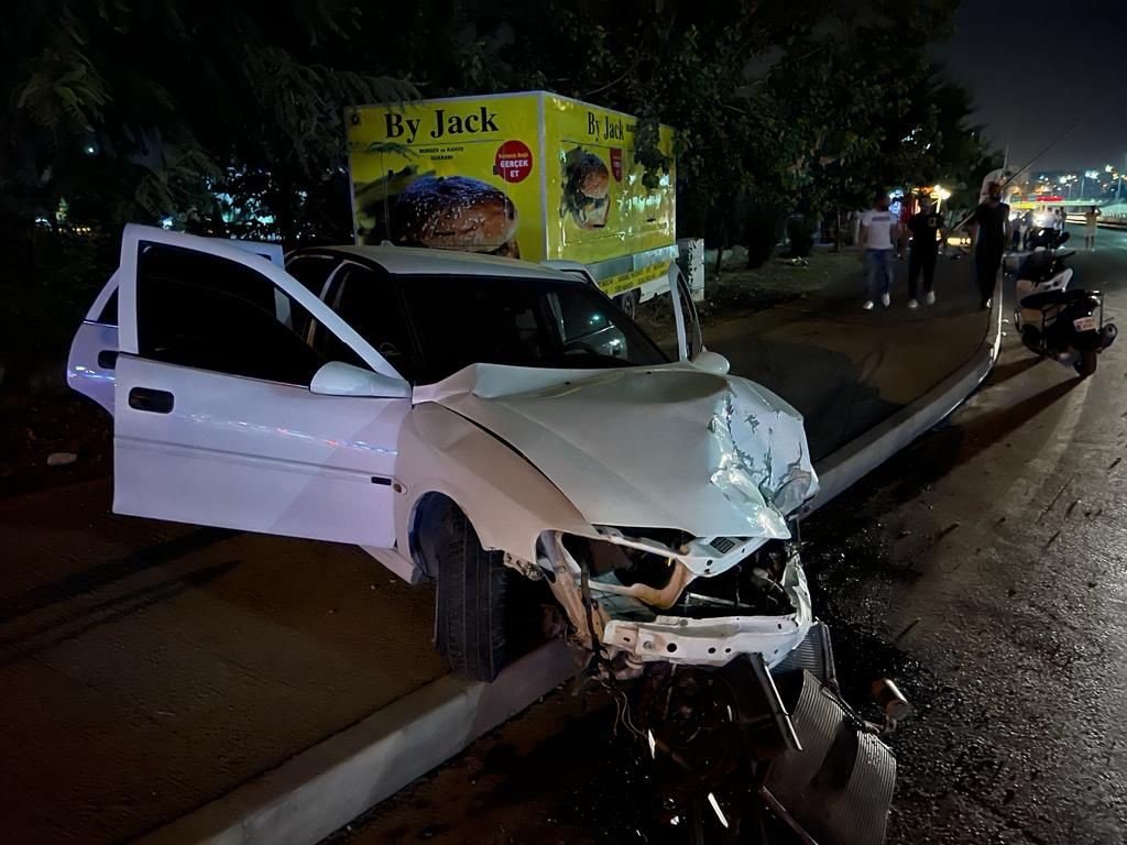 Motosiklete çarptıktan sonra kaldırıma çıktı: 2 yaralı