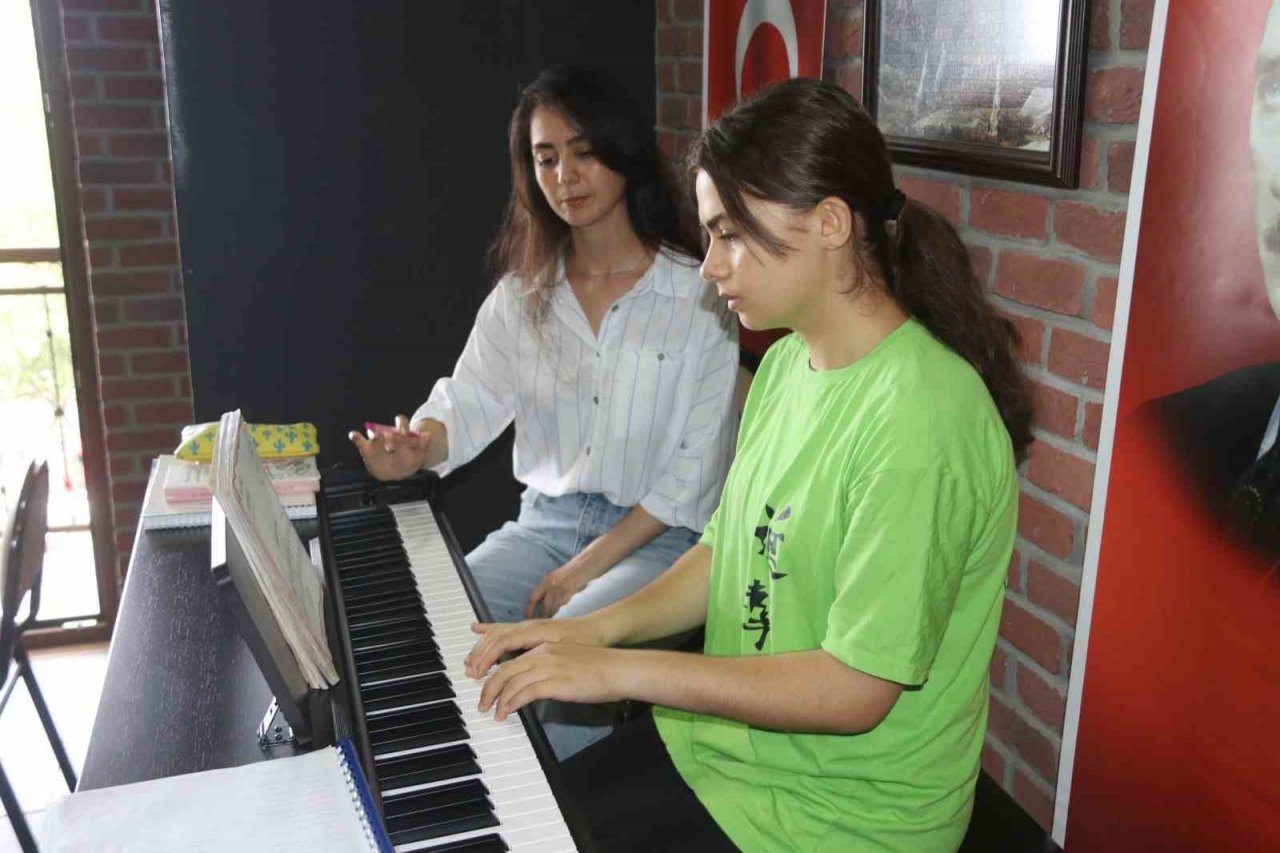 Akçaabat’ta sanat akademisi açıldı