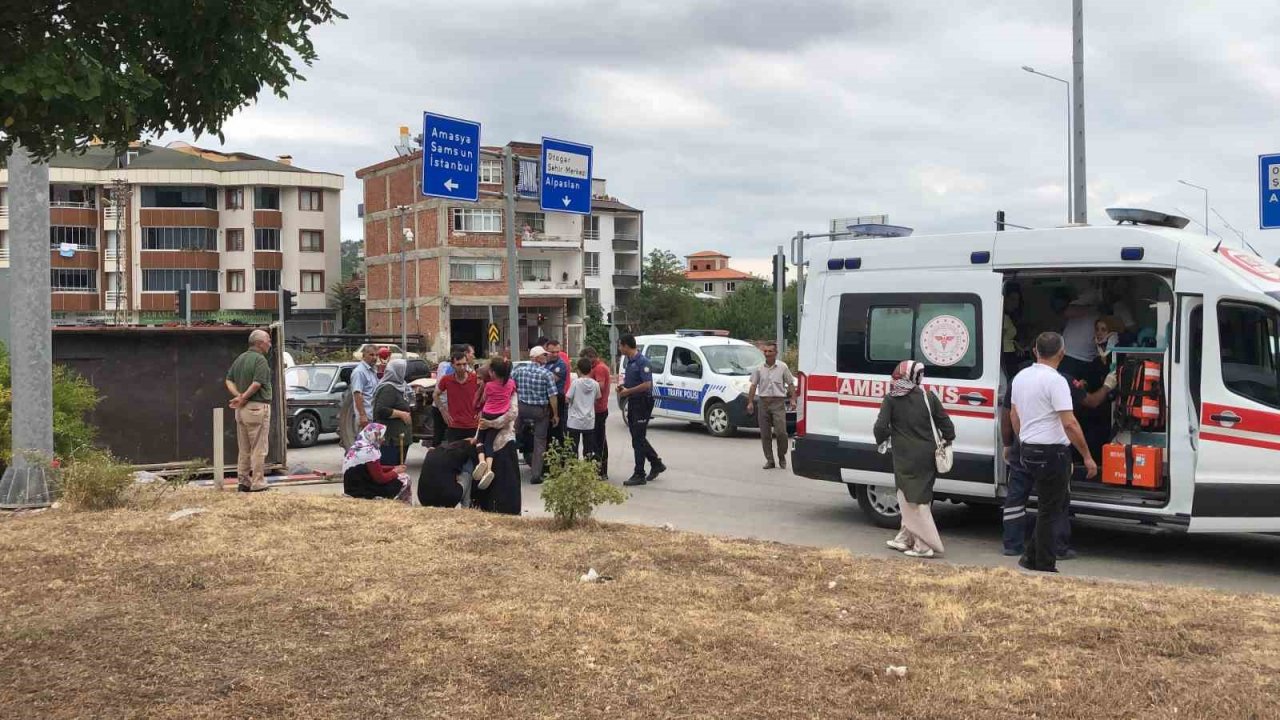 Hafif ticari araç traktöre çarptı: 2’si çocuk 5 yaralı