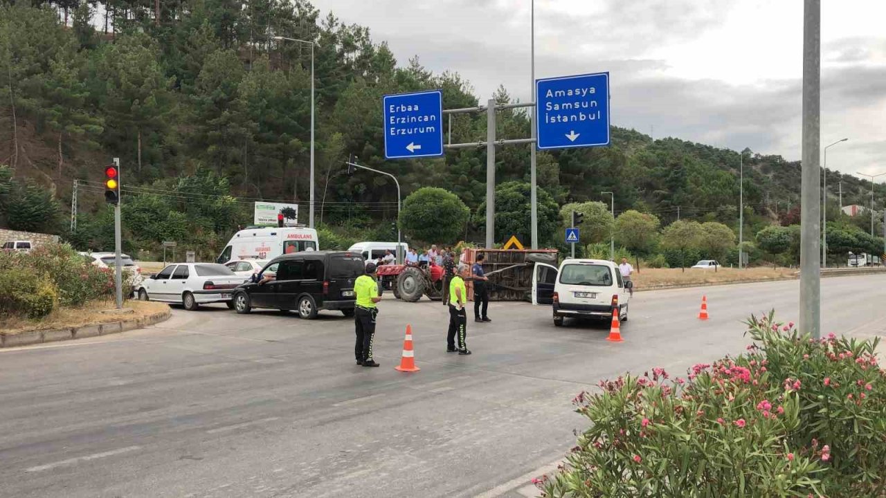 Hafif ticari araç traktöre çarptı: 2’si çocuk 5 yaralı