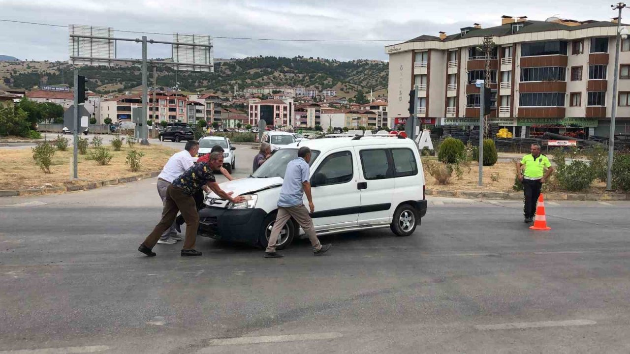 Hafif ticari araç traktöre çarptı: 2’si çocuk 5 yaralı