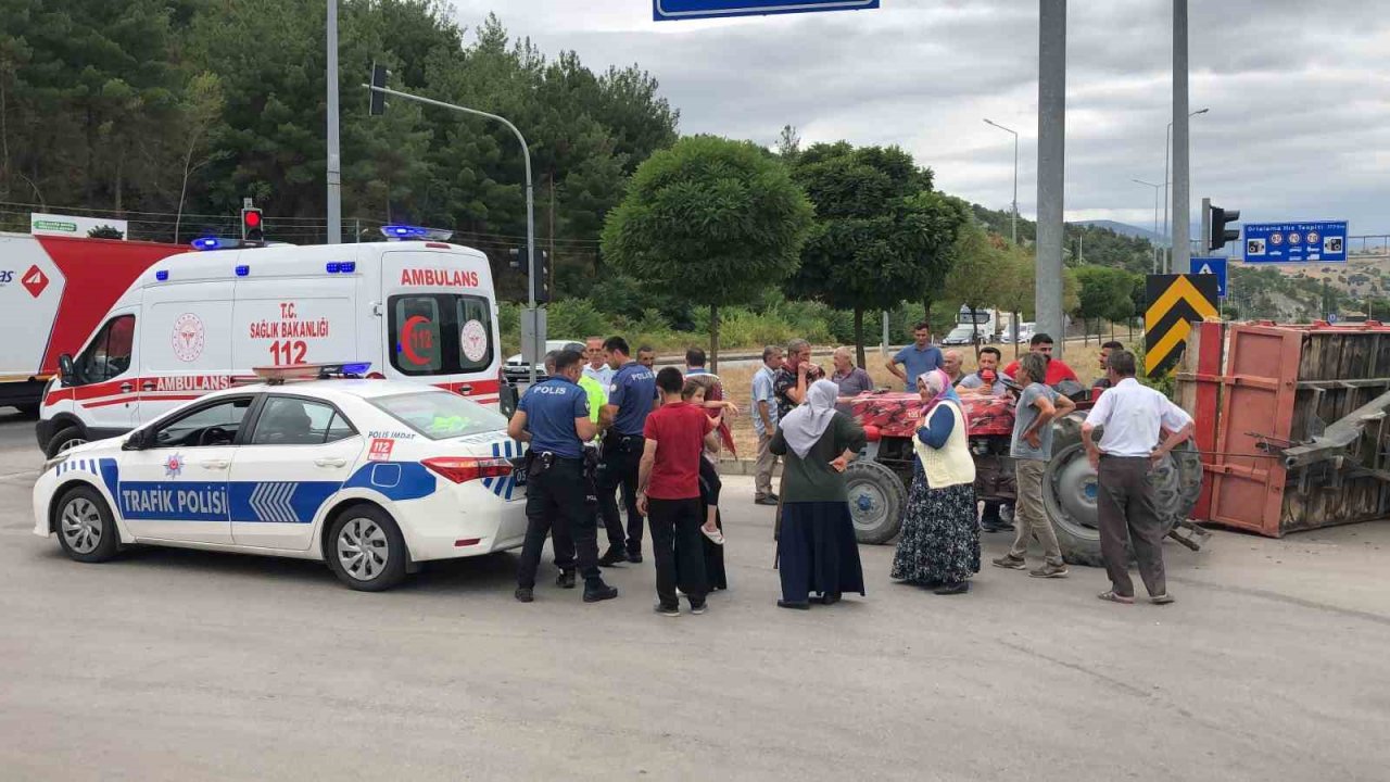 Hafif ticari araç traktöre çarptı: 2’si çocuk 5 yaralı