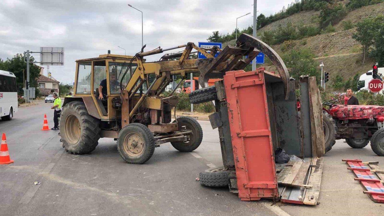 Hafif ticari araç traktöre çarptı: 2’si çocuk 5 yaralı